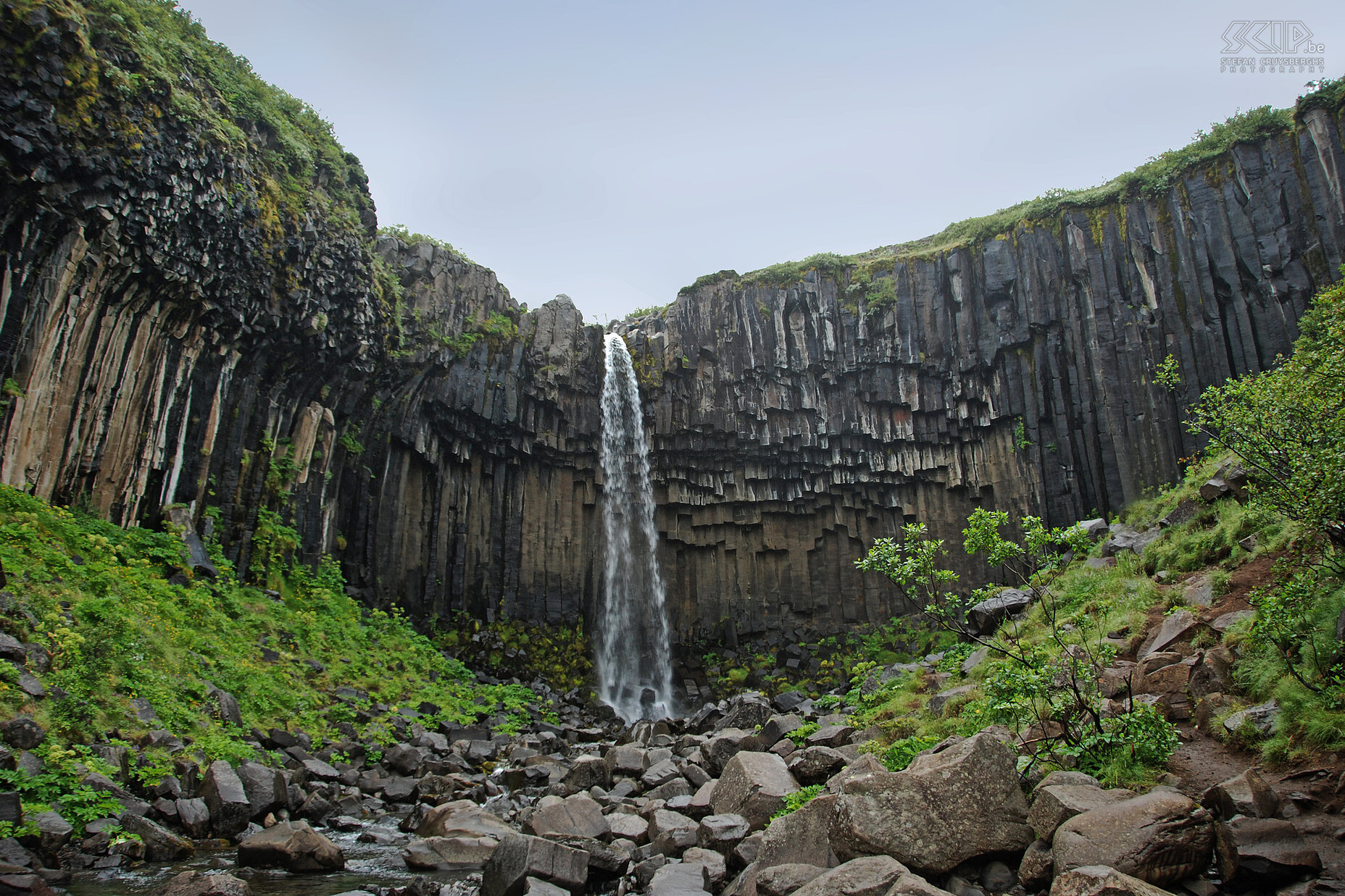 Skaftafell - Svartifoss We overnachten in Bolti in het nationale park Skaftafell. 's Morgens maken we een wandeling naar de fraaie waterval Svartifoss. De waterval is omgeven door kolommen van zwart basalt. Stefan Cruysberghs